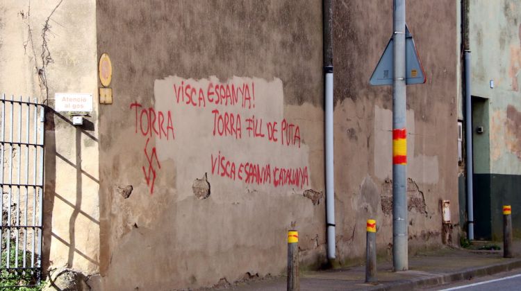 Algunes de les pintades que han aparegut en diverses façanes de Verges. ACN