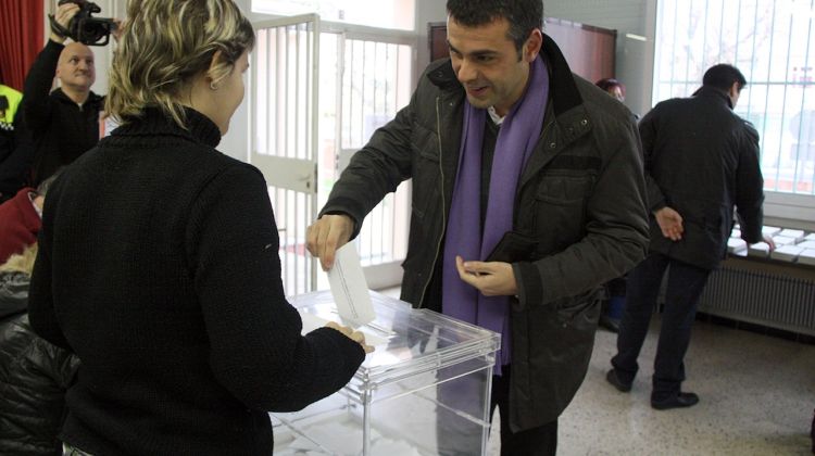 Santi Vila (CiU) exercint el seu dret a vot a Figueres, on n'és alcalde © ACN