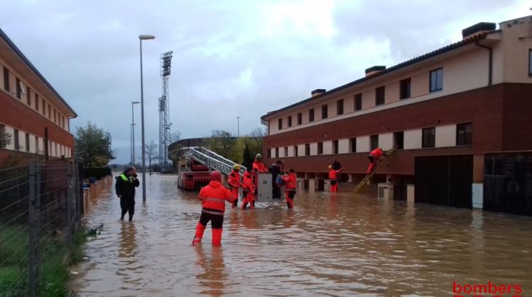 Els Bombers rescatant els veïns del carrer aduana