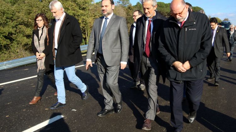 El ministre de Foment, José Luis Ábalos, al centre, durant l'acte d'inauguració del tram de l'A-2 entre Sils i Maçanet. ACN