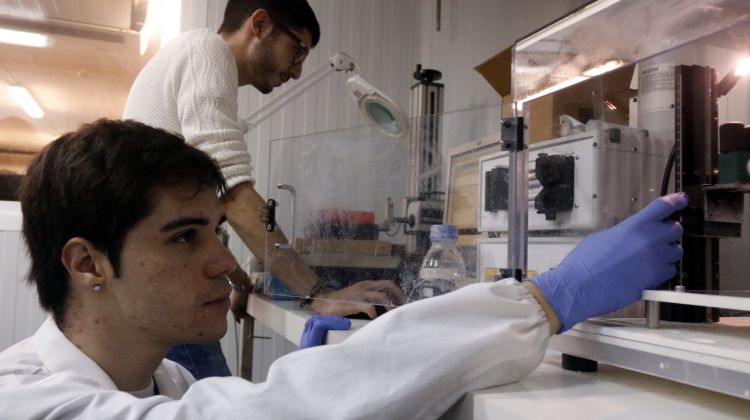 Dos dels investigadors que participen al projecte de recerca en enginyeria biomèdica amb una impressora 3D. ACN