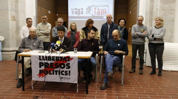 Els professors i treballadors de la Universitat de Girona (UdG) presentant el dejuni col·lectiu. ACN