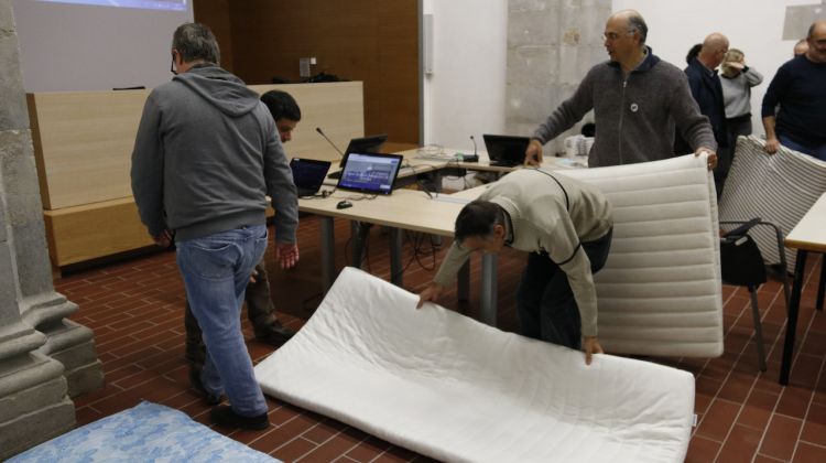 Alguns dels professors estirant els matalassos on dormiran la primera nit del dejuni. ACN