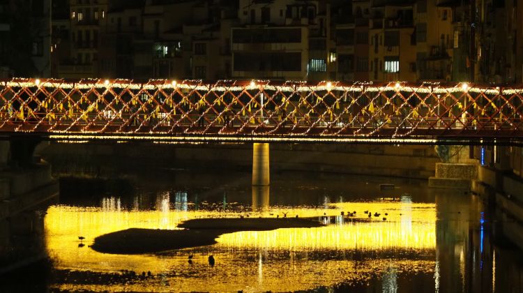El pont de les Peixateries Velles de Girona amb els llums de Nadal encesos