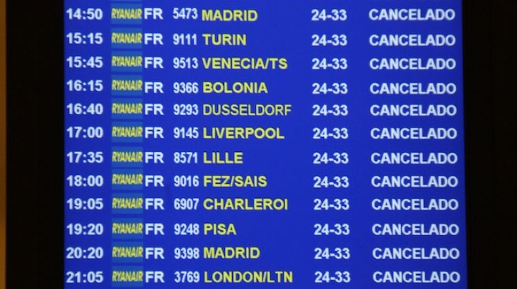El panell de l'aeroport de Girona mostra tots els vols cancel·lats © ACN
