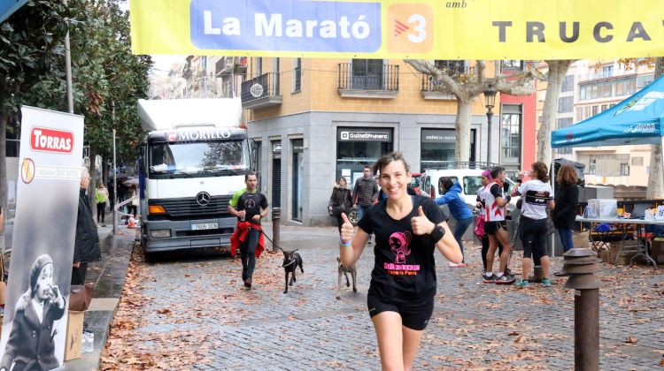 Una noia participant a la Marató per la Marató dels Bombers. ACN