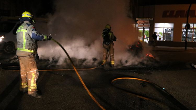 Bombers netejant la crema a l'N-II a Bàscara. ACN