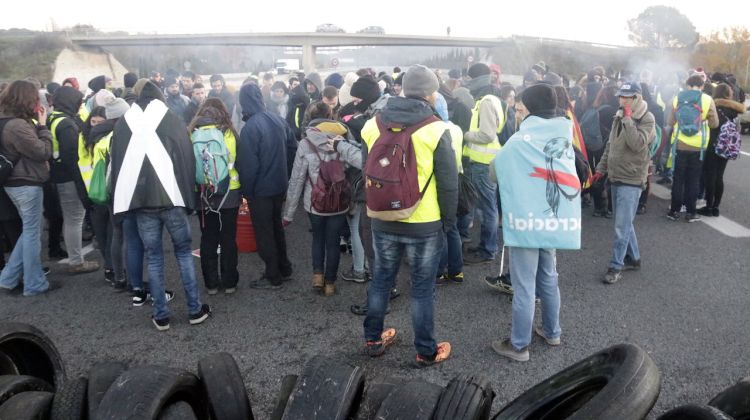 Pneumàtic tallant l'AP-7 a Girona