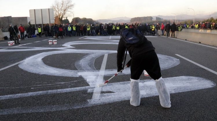 Moment pintant 'ingovernables' a la calçada de l'AP-7 a Girona. ACN