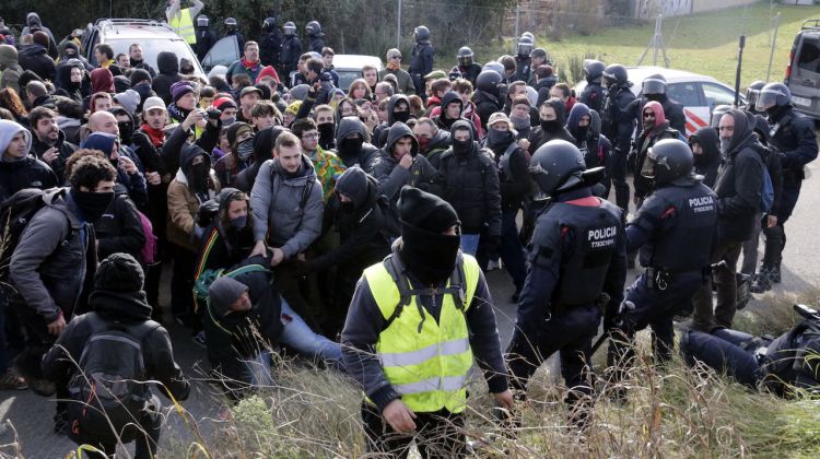 Els Mossos d'Esquadra desallotjant els manifestants que tallaven l'AP-7 a Girona. ACN