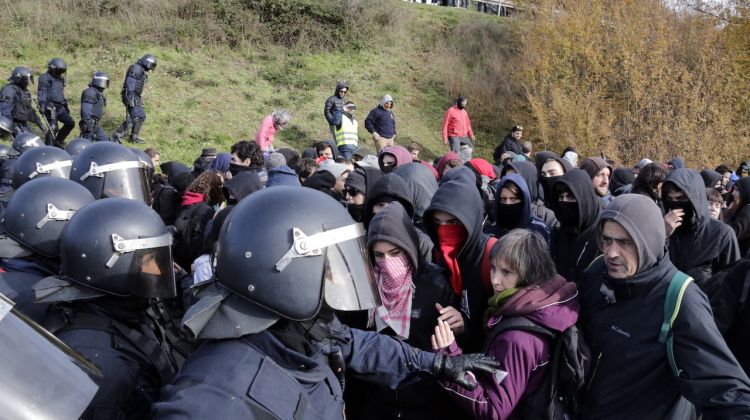 Els Mossos han acabat desallotjant quan estaven als carrers adjacents a l'AP-7 a Girona. ACN