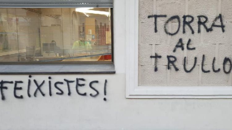 Les pintades contra el president Torra a la façana de l'Ajuntament de Sarrià de Ter