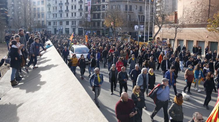 Centenars de concentrats caminen en direccio als jutjats de Girona. ACN