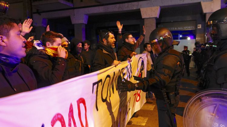 La manifestació dels CDR amb un Mosso d'Esquadra que els barra el pas. ACN