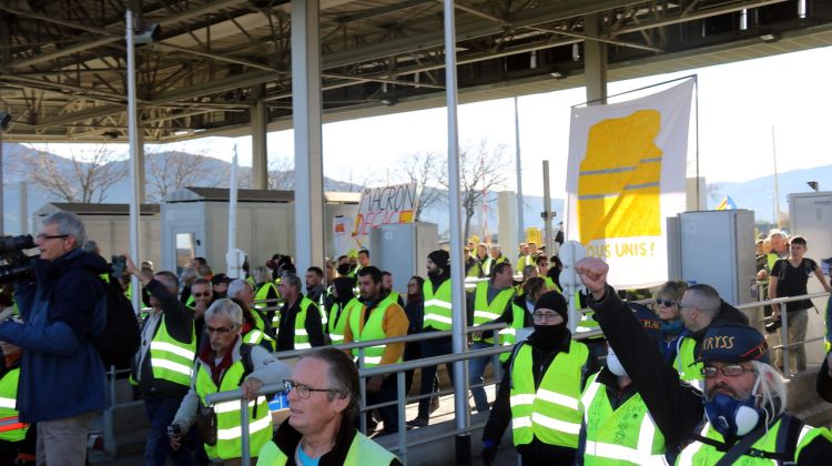 Els 'armilles grogues' entrant en un dels peatges d'El Voló. ACN