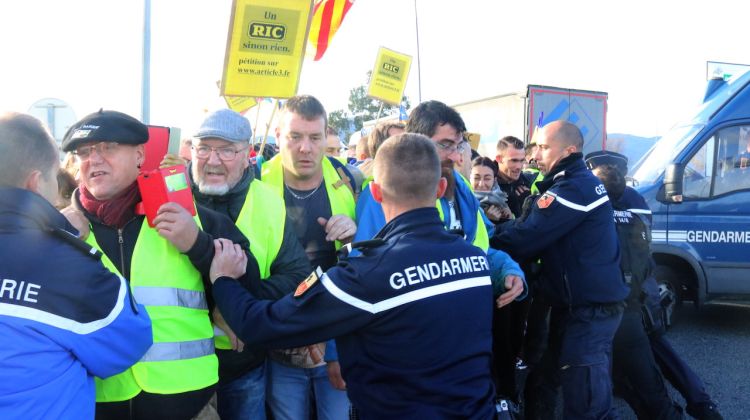 Els manifestants forcejant amb la policia. ACN