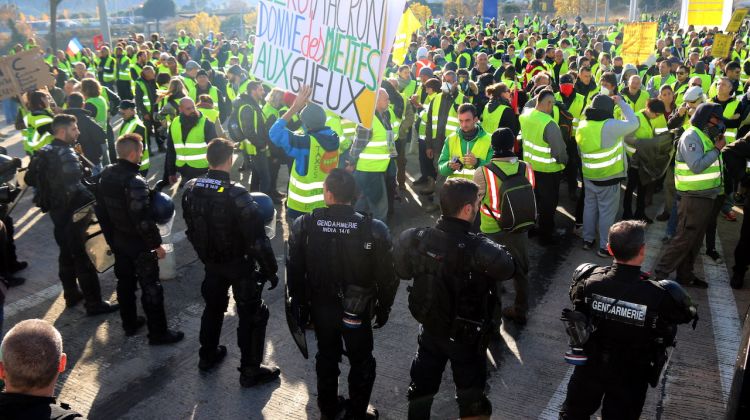 Els manifestants davant d'un dels peatges d'El Voló. ACN