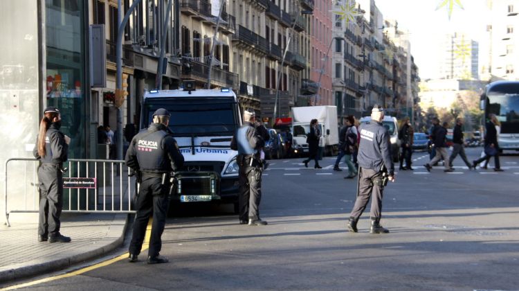 Dos agents de la Guàrdia Urbana de Barcelona, amb dos mossos a darrere, controlen els vehicles que volen entrar a la Rambla. ACN