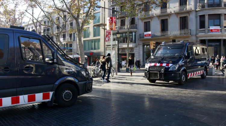 Dues furgonetes dels Mossos d'Esquadra al capdamunt de la Rambla. ACN