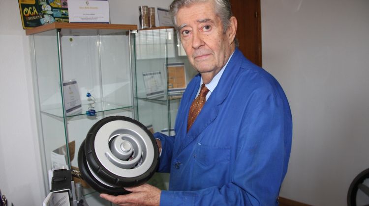 L'inventor i empresari Josep Argelaguet amb la seva creació més internacional, la Rodaflex © ACN