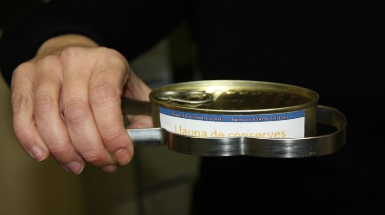 Un agafador de llaunes de conserva que evita que la gent es pugui tallar obrint-les