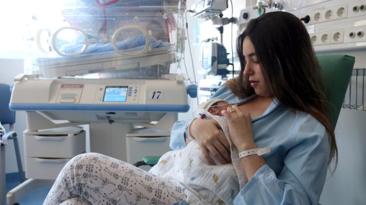 El primer nadó gironí del 2019, en Benjamín, a la unitat de Neonatologia del Trueta amb la seva mare. ACN