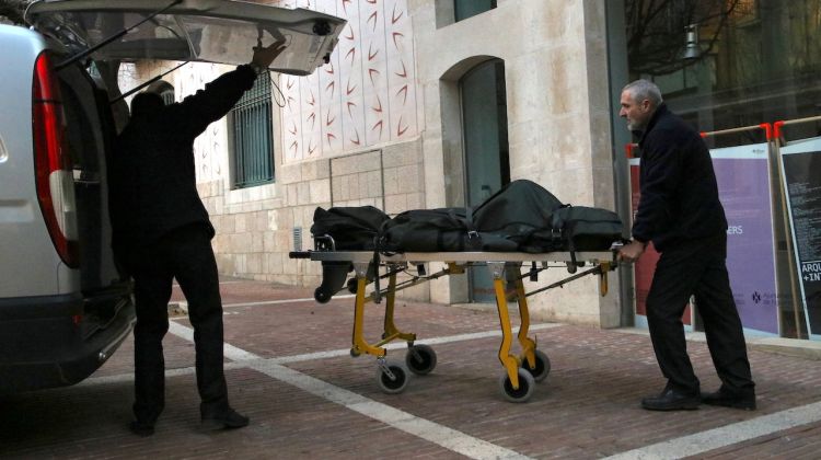 La funerària traslladant el cos de la víctima mortal de l'incendi de Figueres. ACN