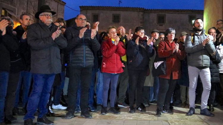 Alguns dels veïns que s'han concentrat a Verges. ACN