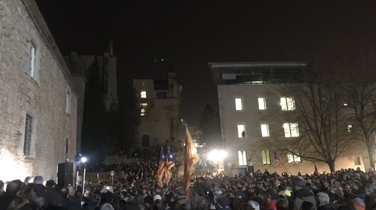 Els manifestants concentrats davant el rectorat de la Universitat de Girona. Miquel Riera