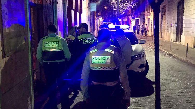 Dispositiu policial el novembre de l'any passat en un dels bars considerats problemàtics per l'Ajuntament. Guàrdia Urbana