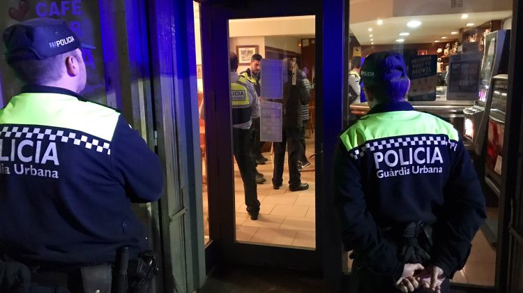 Dispositiu policial el novembre de l'any passat en un dels bars considerats problemàtics per l'Ajuntament. Guàrdia Urbana