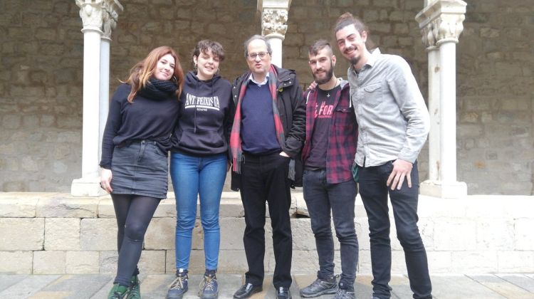 El president Torra fotografiant-se amb uns joves de La Forja, avui a la UdG. La Forja