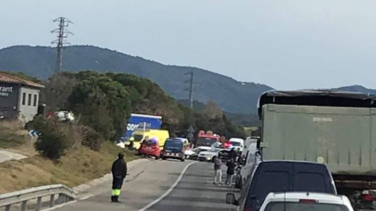 Els serveis d'emergència treballant en l'accident a la C-65. Anti-Radars Garrotxa