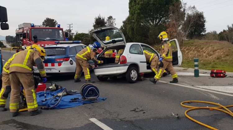 Els Bombers treballant per excarcerar les víctimes de l'accident de Llagostera. SCT