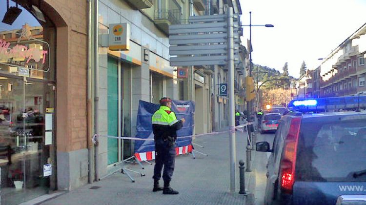 La policia davant de la CAM d'Olot després del tiroteig © TV3