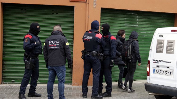 Agents dels Mossos durant els escorcolls que s'estan fent al barri de la Farga de Banyoles. ACN