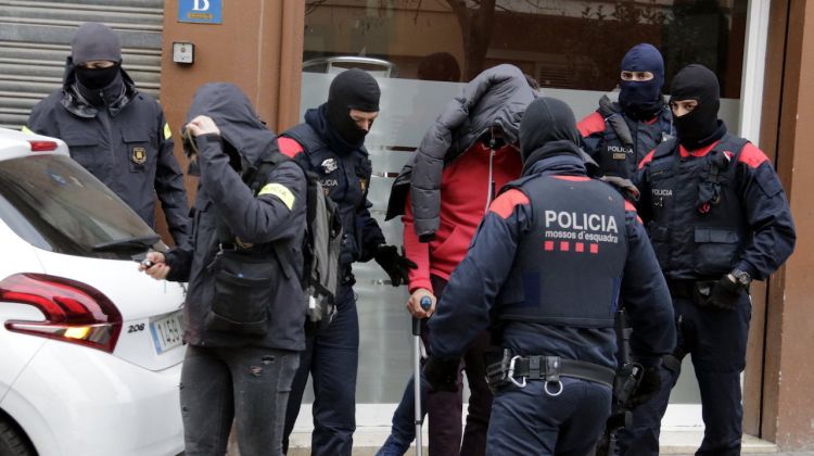 El moment en què els Mossos d'enduen un dels detinguts de l'operatiu antidroga a la Farga de Banyoles. ACN