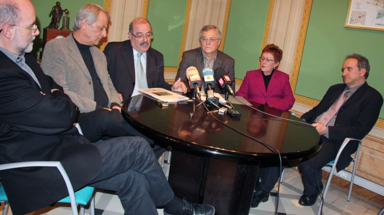 Manel Nadal (centre), s'ha reunit amb representants dels ajuntaments de Torelló i Olot aquest dijous a l'Ajuntament del municipi osonenc © ACN