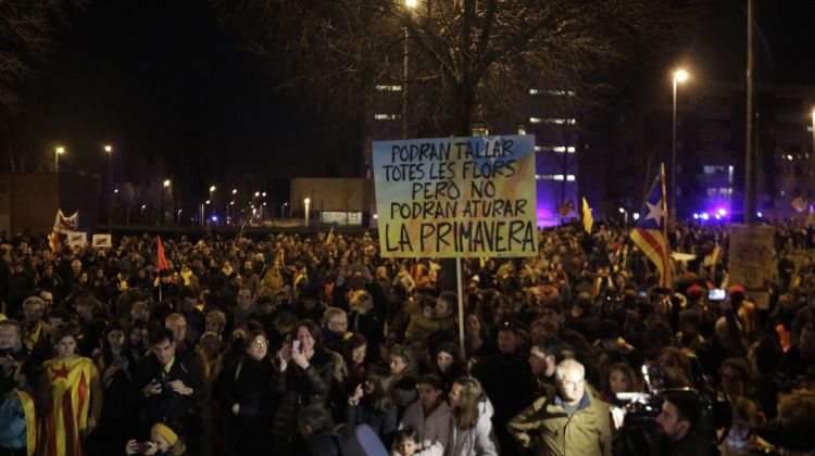 Milers de manifestants durant la vaga general, aquest vespre a Girona. ACN