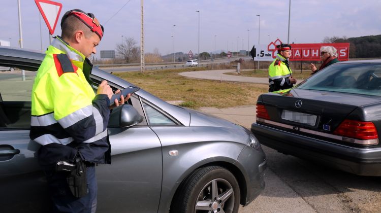 La patrulla del vehicle espiell sancionant un conductor que no duia el cinturó cordat a l'alçada del polígon de l'Avellaneda. ACN