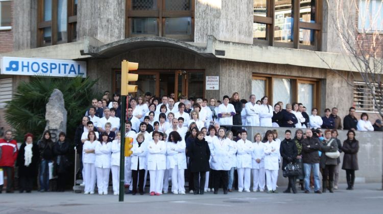 El personal de l'Hospital d'Olot també ha sortit al carrer © ACN