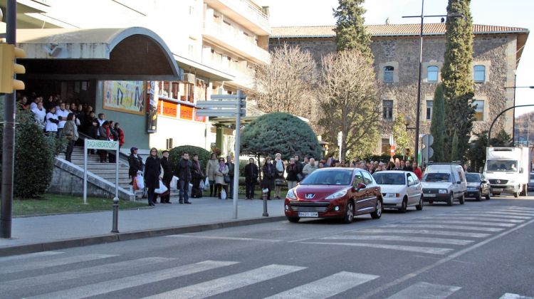 Clients i propietaris del mercat han acompanyat el condol. Els vehicles també s'han aturat © ACN