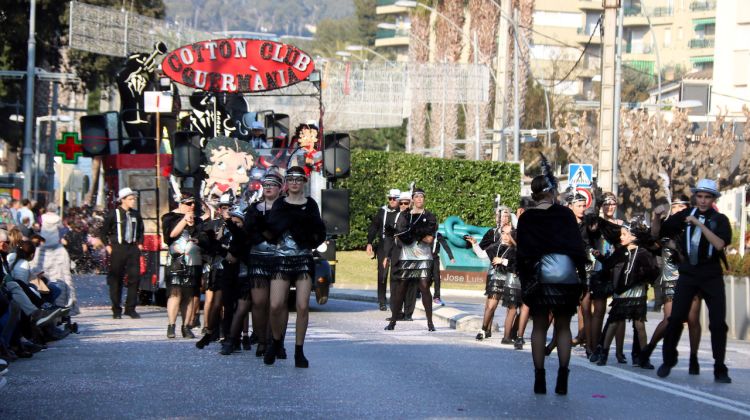 Uns figurants durant la rua aquest dissabte 2 de febrer de 2019 a Platja d'Aro. ACN