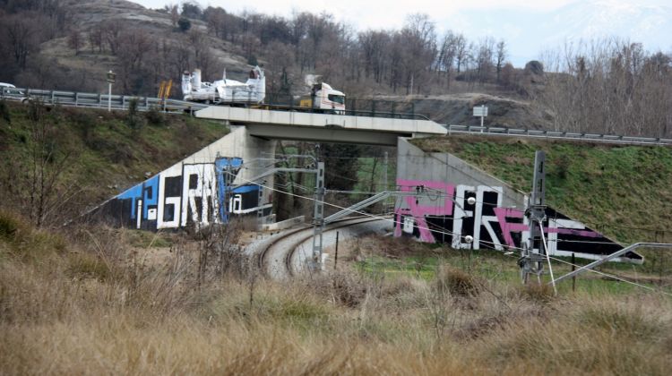 Aquest és el punt de Torelló on actualment es creuen la línia de tren i l'eix Vic-Olot. Molt a prop d'aquest punt es construirà la futura estació © ACN