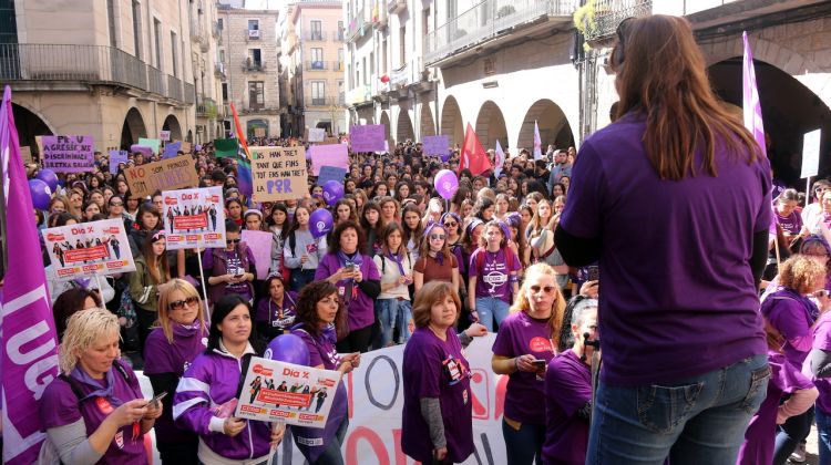 La manifestació ha tenyit de lila la plaça del Vi de Girona. ACN