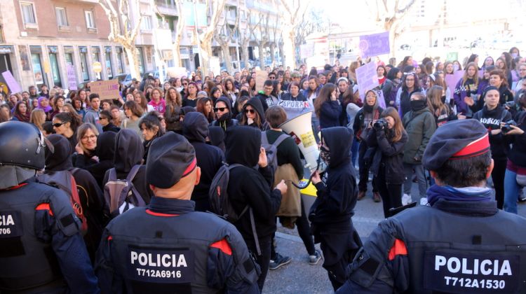 Els Mossos d'Esquadra protegint un comerç. ACN