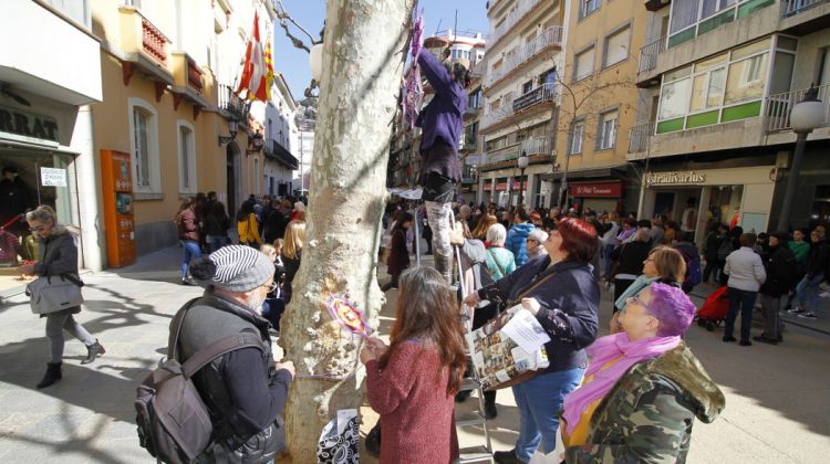 Algunes de les dones penjant mandales a Blanes dins del conjunt d'activitats programades en suport a la vaga feminista