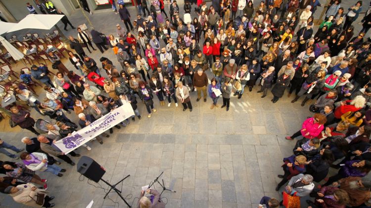 La concentració davant de l'Ajuntament de Blanes en suport a la vaga del 8-M