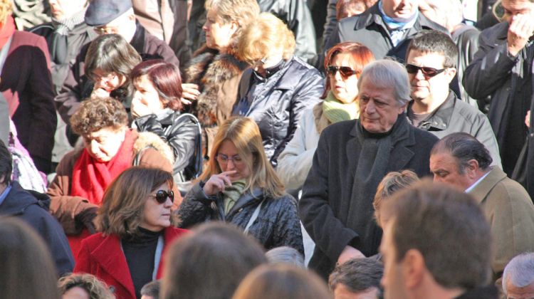 L'alcalde d'Olot, al centre de la imatge i de negre, Lluís Sacrest, també ha assistit al funeral © ACN