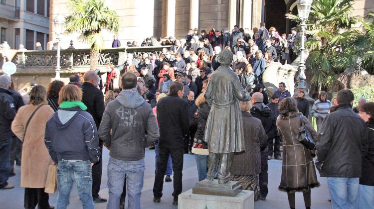 Desenes de persones surten de l'església de Sant Esteve després del funeral de Rafael Turró © ACN